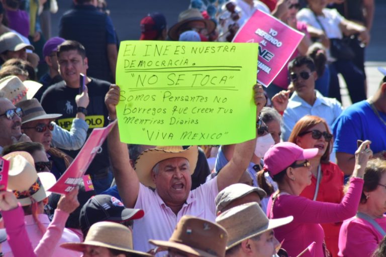 El INE sí se toca/ Memoria de espejos rotos 