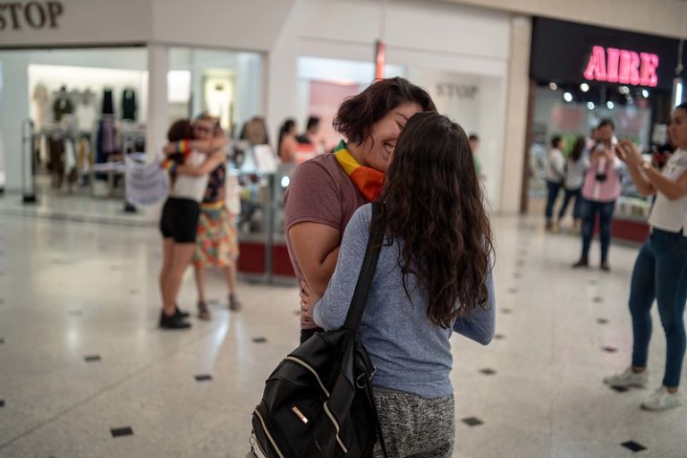 Más que un beso: historias de mujeres y feminismos en Aguascalientes/ Origami