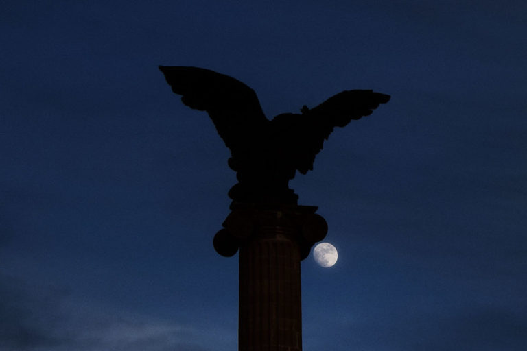 La casa gana/ Editorial