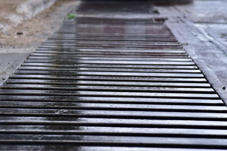 Se desgasta el alcantarillado por acumulación de basura y gases en Aguascalientes