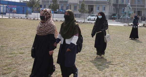 Estudiantes universitarios afganos abandonan las aulas para protestar por el veto a las mujeres