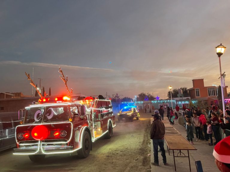 Continúan las caravanas navideñas que llevan alegría a las familias en Aguascalientes