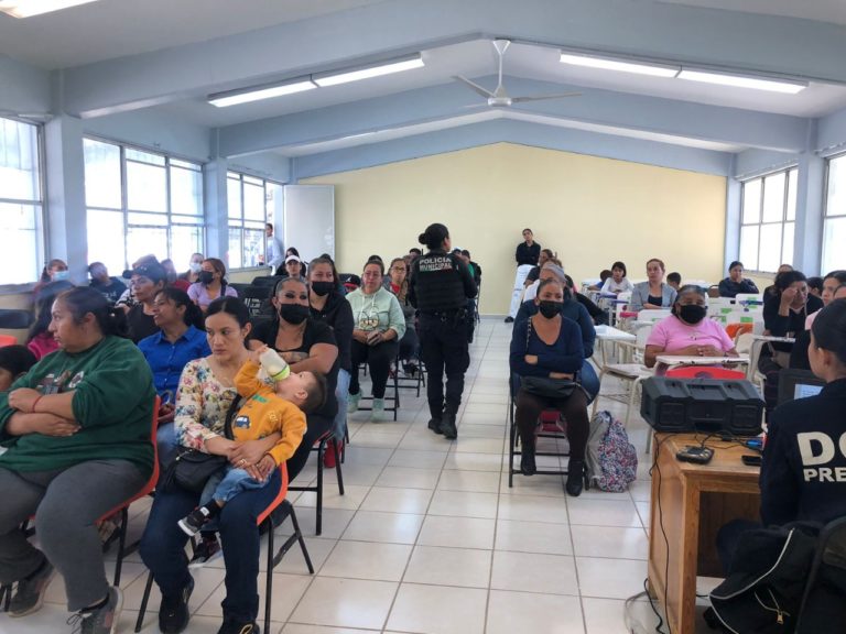 SSPE imparte plática a padres de familia  