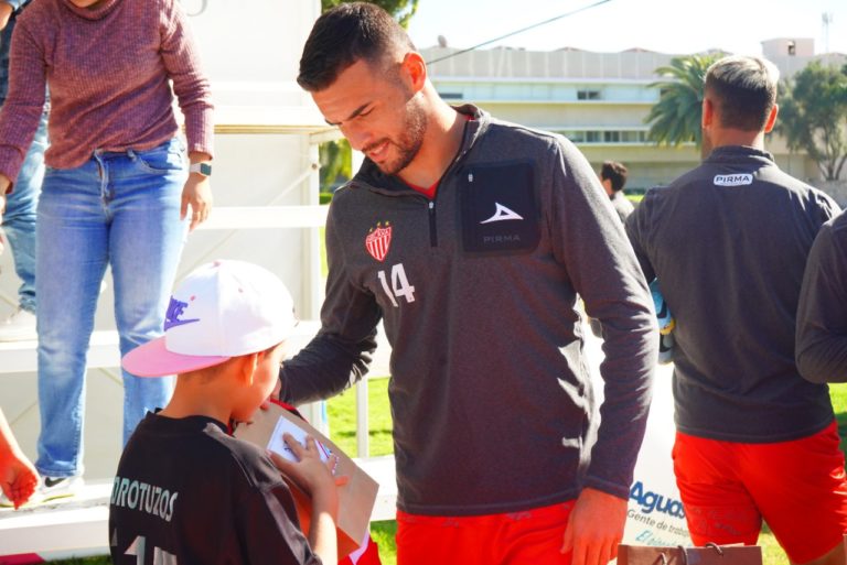 Club Necaxa recibe la visita de niños de la casa del adolescente del DIF estatal