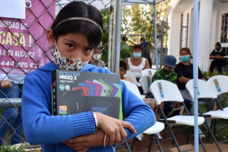 Entregan tabletas y bicicletas para inaugurar el regreso a clases en Aguascalientes