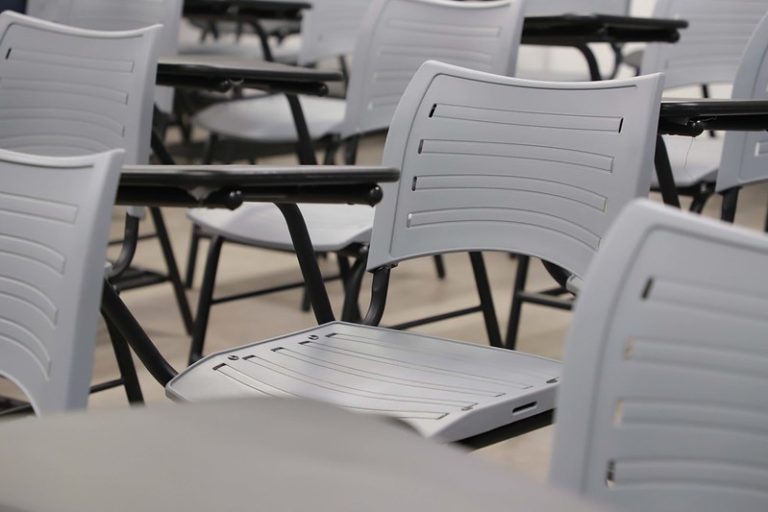 La UAA ha sustituido butacas en más de 300 aulas