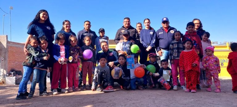 Bomberos del Municipio de Aguascalientes llevan regalos a niños de comunidades vulnerables