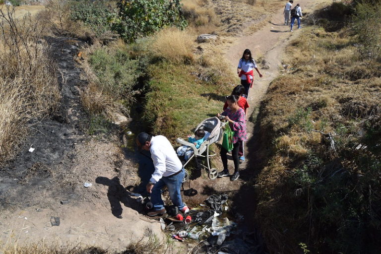 El camino, los senderos que dividen los fraccionamientos Morelos II y Lomas del Mirador