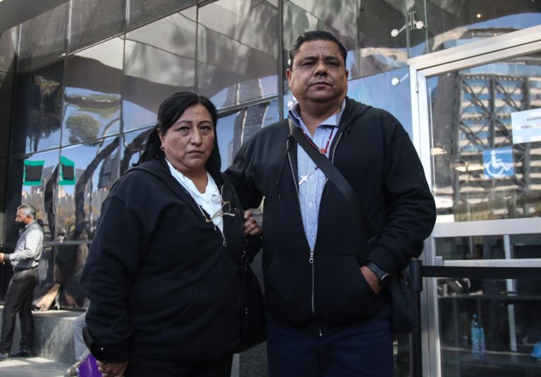 Padres de Debanhi Escobar visitan la FGR 