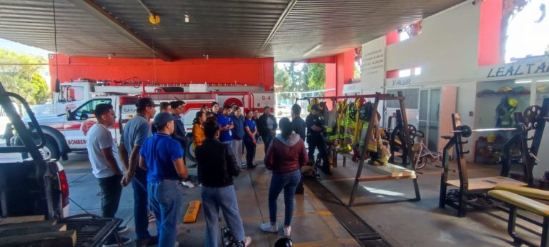 Alumnos de aviación visitan las instalaciones de Bomberos