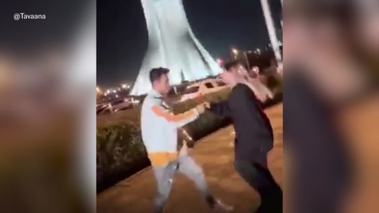 Irán condena a 10 años de prisión a dos blogueros por bailar en la calle 
