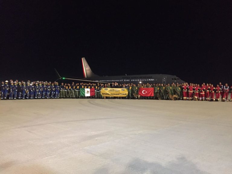 Autoridades mexicanas autorizaron que un grupo de rescatistas partiera a Turquía