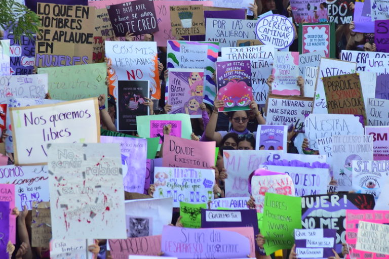 Al grito de estado feminicida salen a marchar miles de mujeres en Aguascalientes