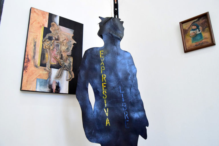 Sobre Siluetas de Mujer una obra que se exhibe en el Congreso de Aguascalientes