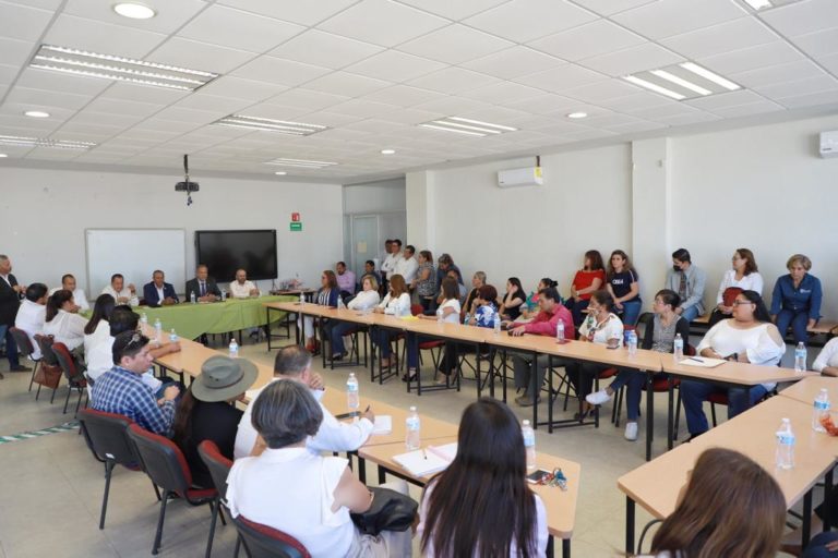 Asiste Antonio Arámbula a reunión con maestros de Jesús María