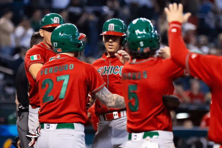 México vence 10-3 a Canadá, avanza a cuartos de final del Mundial de Béisbol