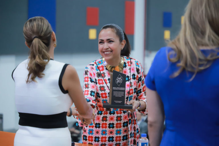 Reconocen a docentes de la UAA por años de servicio