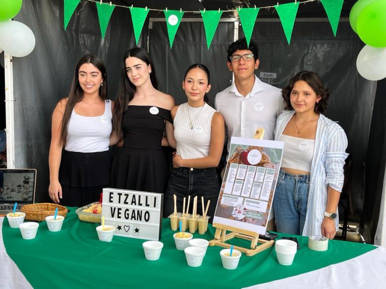Jóvenes de bachillerato participan en la Expo Emprendedores 2023