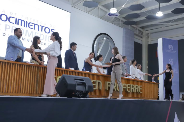 Entregan reconocimientos a alumnos destacados del Centro de Ciencias Económicas y Administrativas  