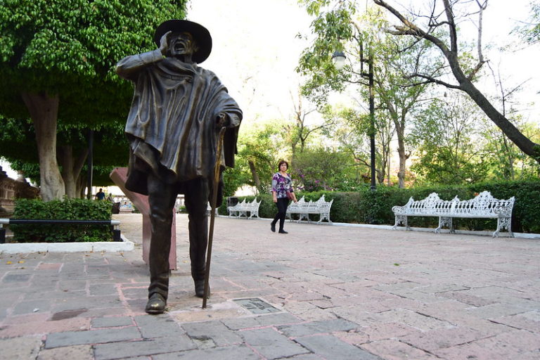 El sereno la estatua que retrata el pasado de Aguascalientes