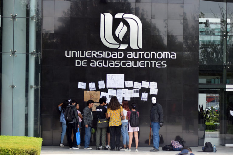 Se manifiestan estudiantes de la UAA a las afueras del edificio de rectoría