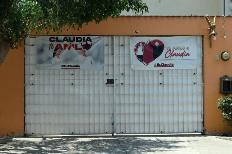 Corcholatas bombardean la capital de Aguascalientes