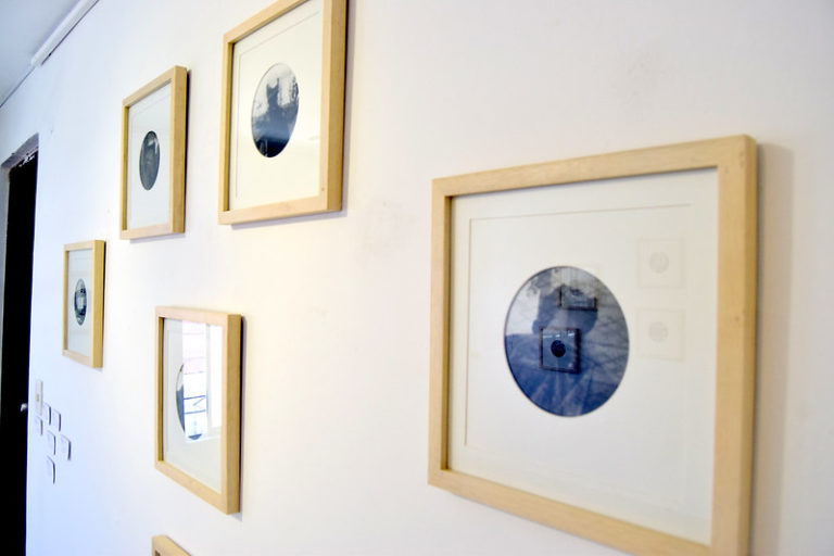 Inasible imagen una exhibición en la galería de Aqua Studio