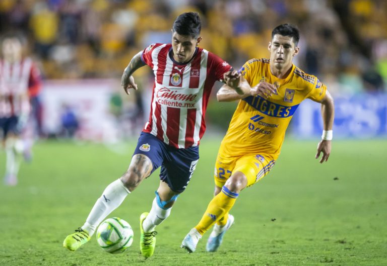 Tigres y Chivas empatan a cero goles en la final de ida 