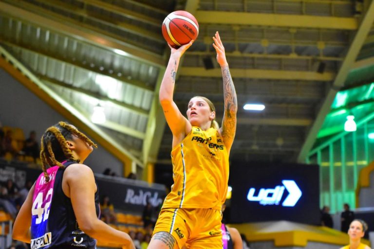 Panteras domina al campeón Astros 90 a 65 