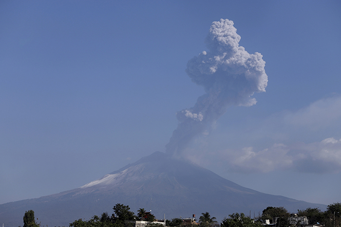 Escuelas de Puebla tendrán clases en línea por caída de ceniza del Popo 