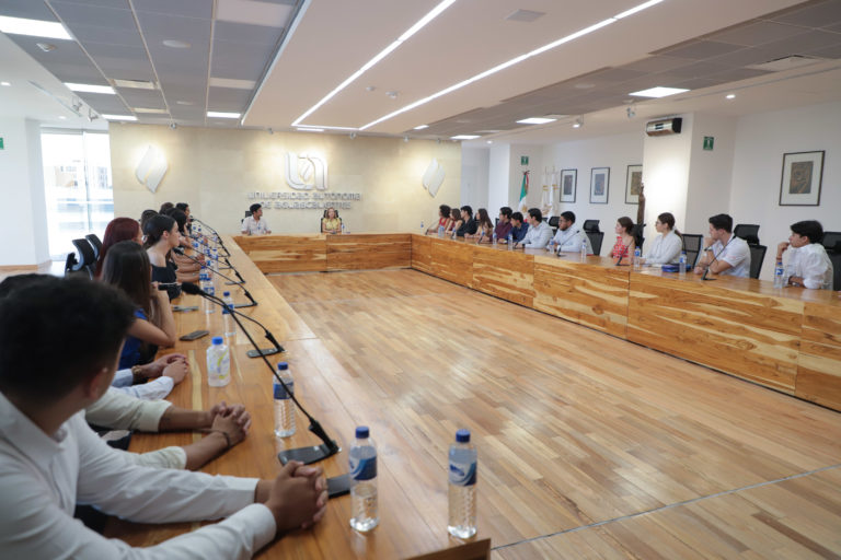 Rectora de la UAA se reúne con nuevos integrantes de la FEUAA