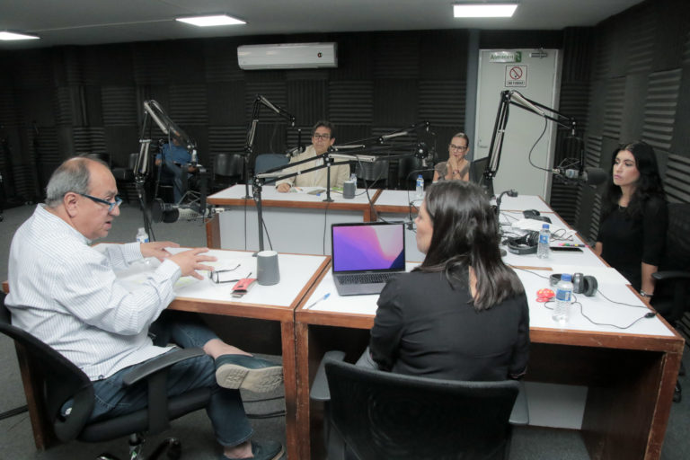 Rectora de la UAA asiste a la primera emisión del programa Prospectiva 94.5 de Radio UAA