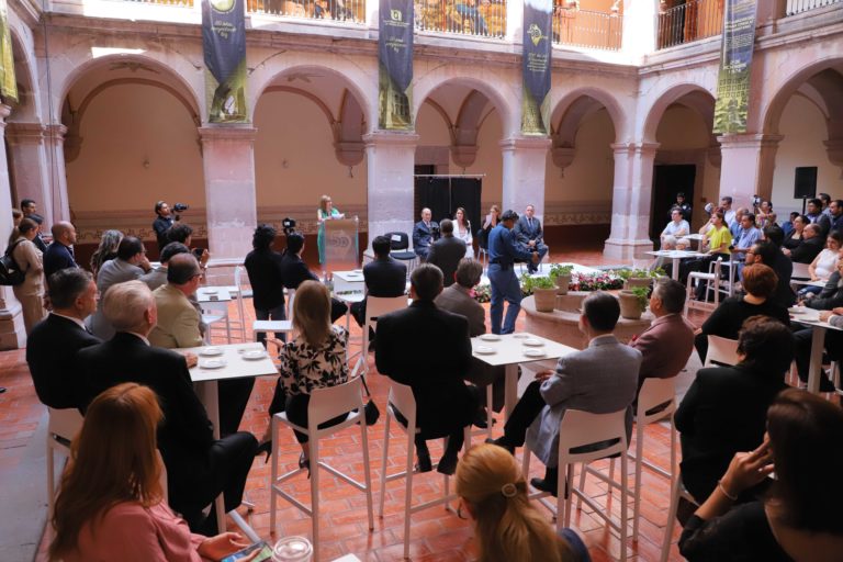 UAA celebra 50 años de historia y servicio con emotiva ceremonia y develación de placa