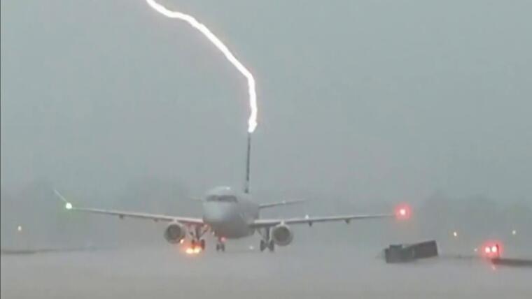 Rayo impacta avión con pasajeros en aeropuerto de Estados Unidos
