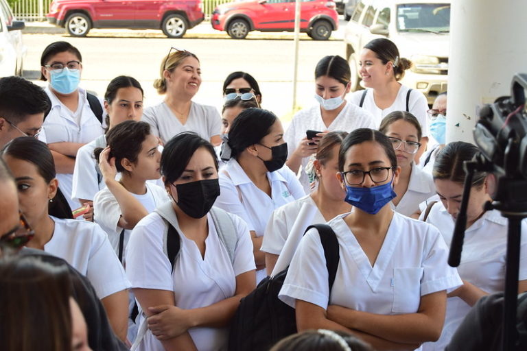 Se manifiestan enfermeras suplentes del Hospital de la Mujer