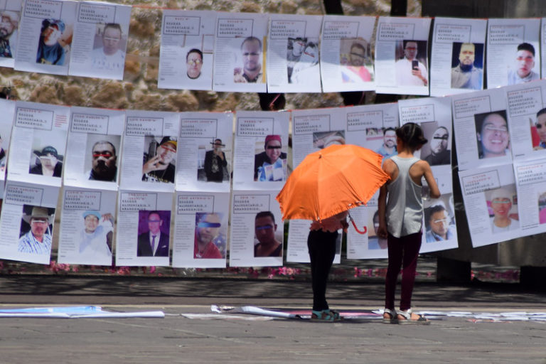 Día del Padre… ausente: asociaciones pro mujeres instalan tendedero de deudores en Aguascalientes