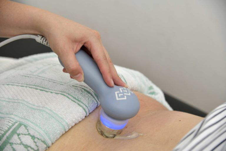 DIF Estatal ofrece servicios de atención y terapia en rehabilitación de columna