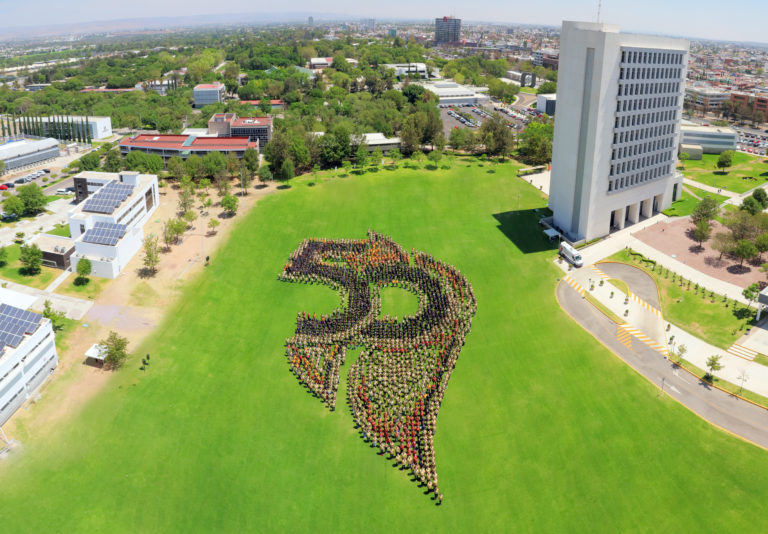 UAA celebra 50 años de historia con fotografía monumental 