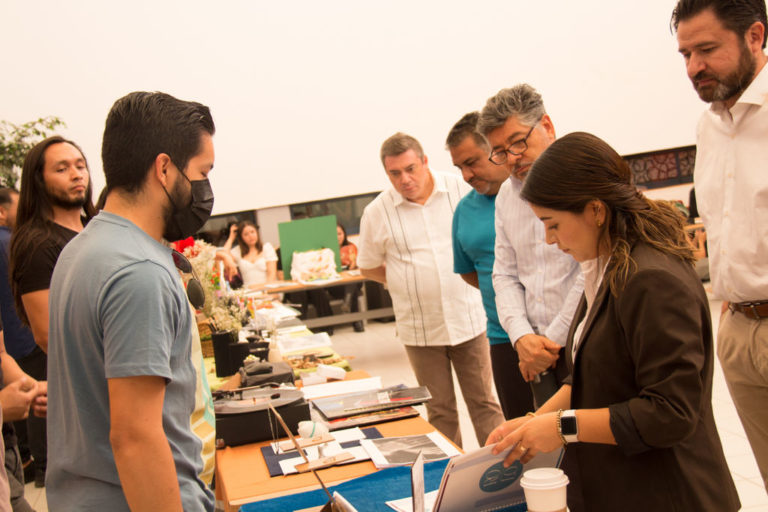Alumnos de la Lic. en Diseño Industrial exhiben atractiva colección de joyería