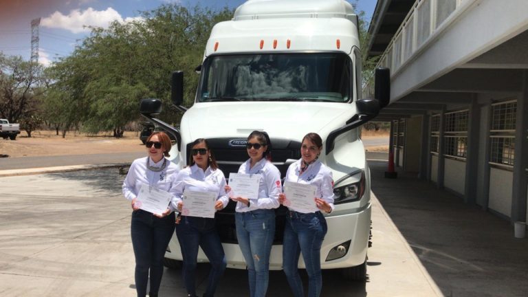 Cuatro Mujeres de Aguascalientes Obtienen Licencia Federal Tipo B Sin Experiencia en Tracto Camión Quinta Rueda