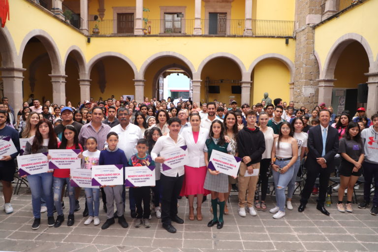 Gobierno del estado entrega becas “porque tu sueño es gigante” para impulsar la educación de Aguascalientes