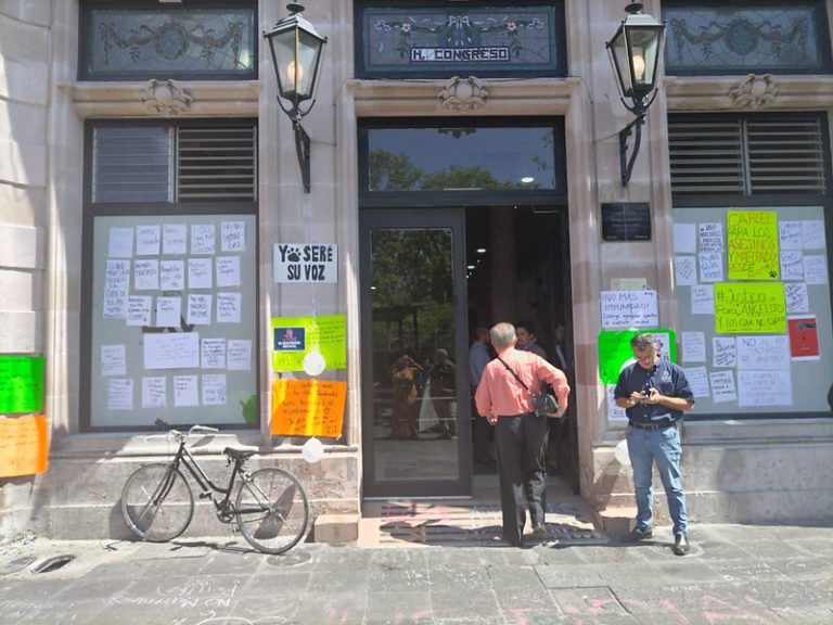 Activistas pro animal hacen plantón afuera de Congreso de Aguascalientes