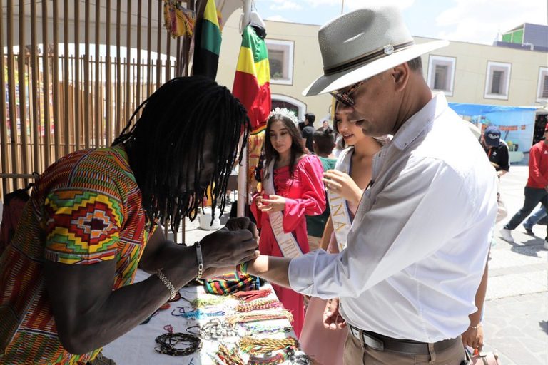 Encabeza Toño Arámbula recorrido inaugural en la Feria de los Chicahuales