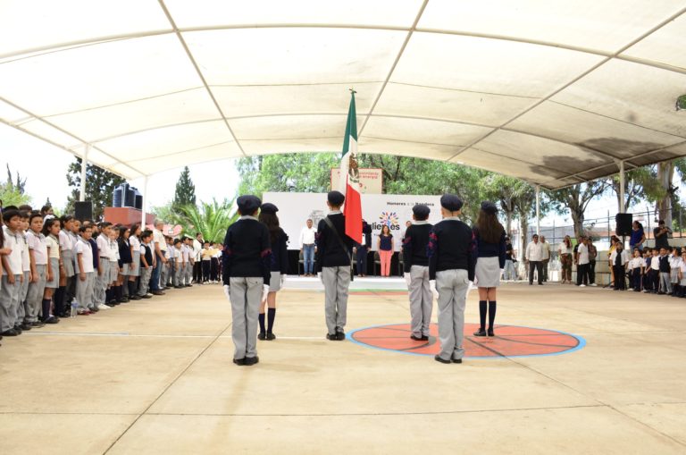 Encabeza Leo Montañez ceremonia de honores a la bandera
