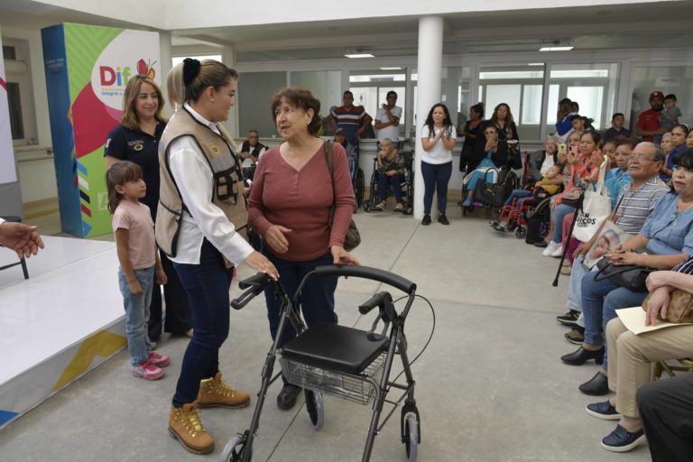 DIF Estatal entrega aparatos auditivos y sillas de ruedas a personas con discapacidad