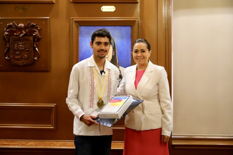 Gobernadora de Aguascalientes se reunió con Rogelio Guerrero Reyes, ganador de la medalla de oro en Olimpiada Matemática