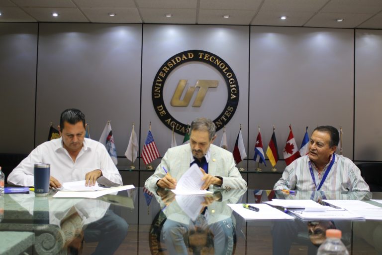 UTA firma convenio con gremio de taxistas en Aguascalientes para becar a hijos y familiares
