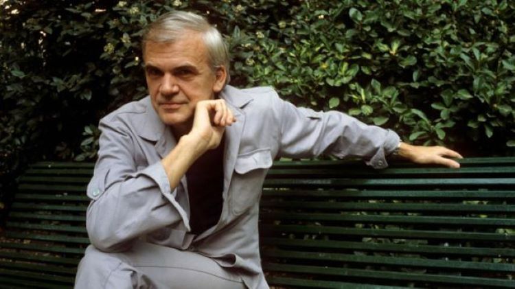 El escritor prohibido Milan Kundera muere en París