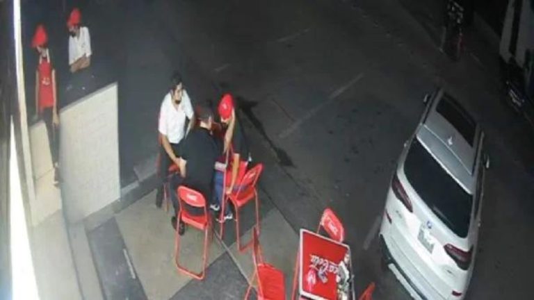 Exhiben golpiza a empleado de taquería en Monterrey
