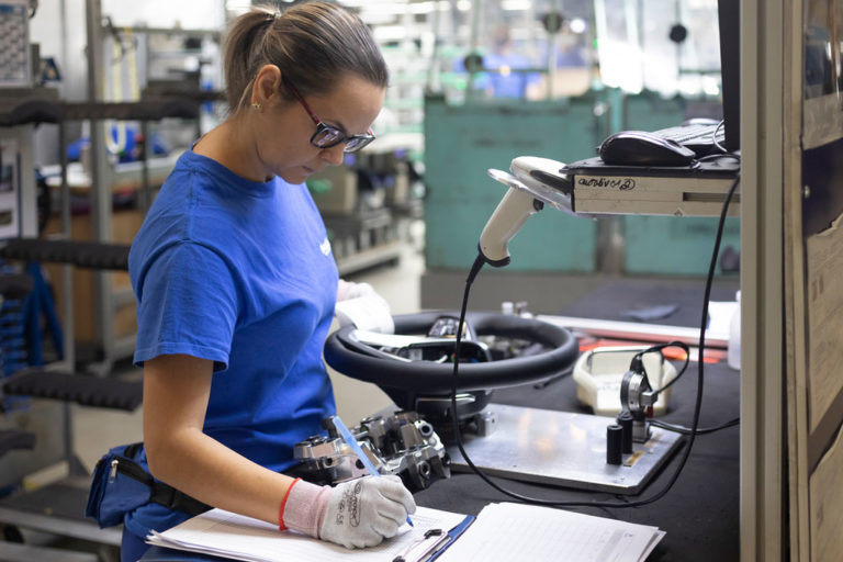 Empresas automotrices no crean condiciones de trabajo para mujeres